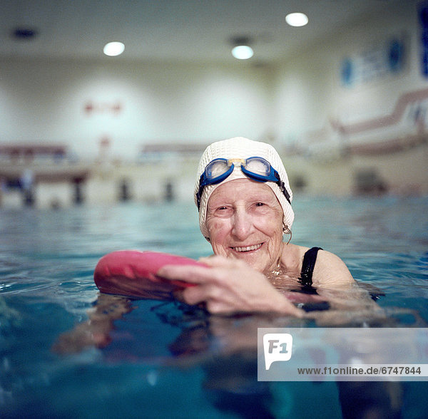 Innenaufnahme Senior Senioren Frau Schwimmbad