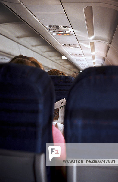 Flugzeug  Papier  Sitzmöbel  Passagier  vorlesen