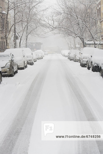 Vereinigte Staaten von Amerika  USA  New York City  Auto  Straße  Schnee  parken  Reihe