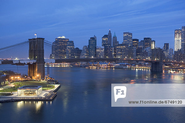 Vereinigte Staaten von Amerika  USA  Stadtansicht  Stadtansichten  New York City  Abend  Brücke  Brooklyn  New York State