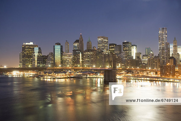 Vereinigte Staaten von Amerika  USA  Stadtansicht  Stadtansichten  New York City  Nacht  Brücke  Brooklyn  New York State