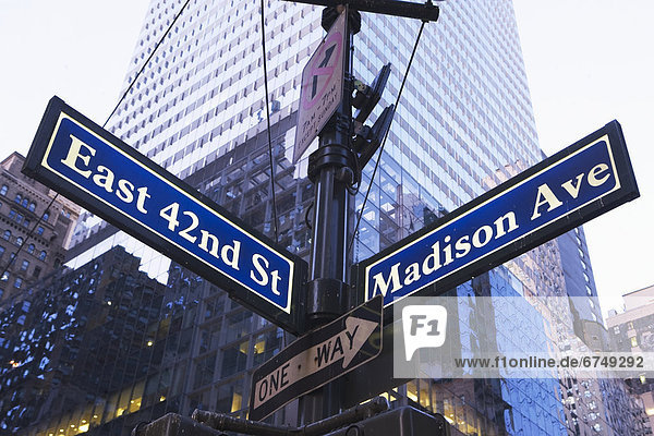 Vereinigte Staaten von Amerika  USA  niedrig  New York City  Straße  Zeichen  Ansicht  Flachwinkelansicht  Name  Winkel  New York State  Signal
