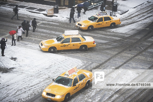 USA  New York State  New York City  crossroad with yellow taxi