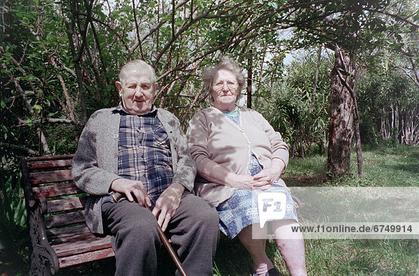 älteres Paar auf Bank sitzen