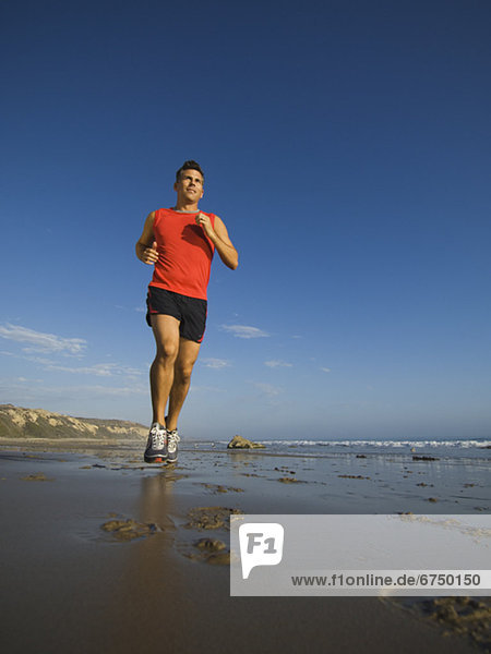 Mann joggen am Strand
