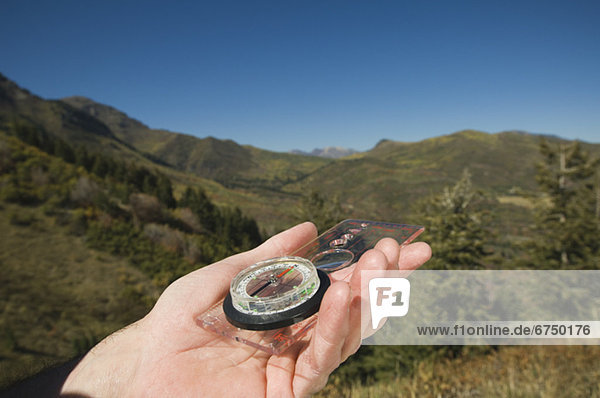 hoch  oben  nahe  Mann  Vereinigte Staaten von Amerika  USA  halten  Kompass  Utah