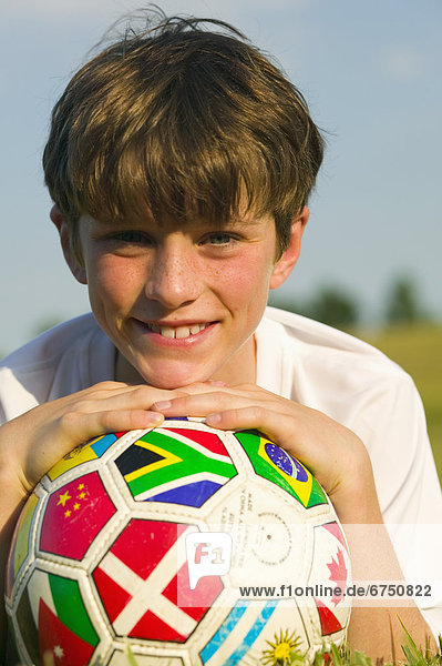 Portrait  Junge - Person  Fußball  Ball Spielzeug