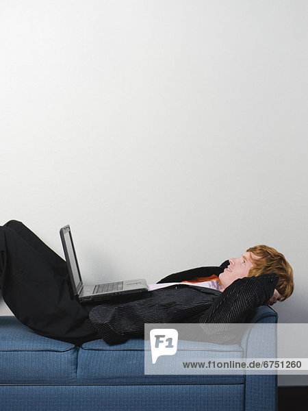 Notebook  Geschäftsmann  Couch  Entspannung