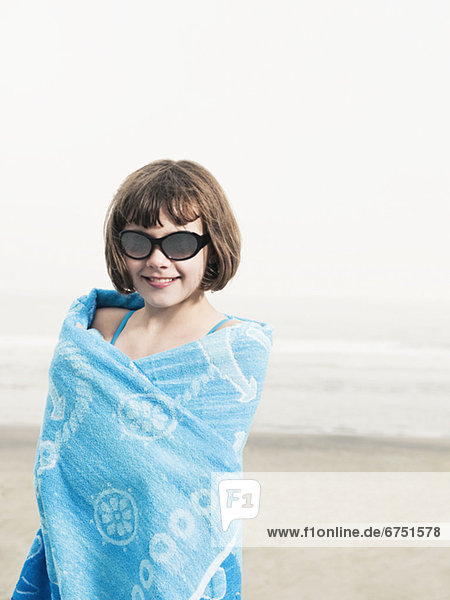 Portrait  Strand  Handtuch  Sonnenbrille  Mädchen  umwickelt