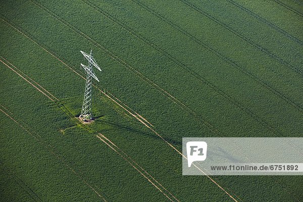 Strommast auf einem Feld  Luftbild