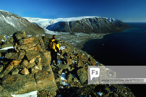 stehend  über  wandern  Fjord  Nunavut
