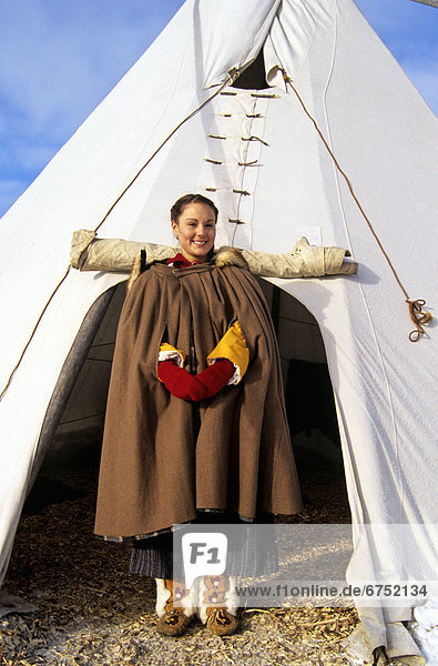 frontal  Hispanier  Mädchen  Kleid  Manitoba  Indianerzelt  Winnipeg