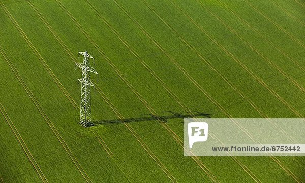 Strommast auf einem Feld  Luftbild