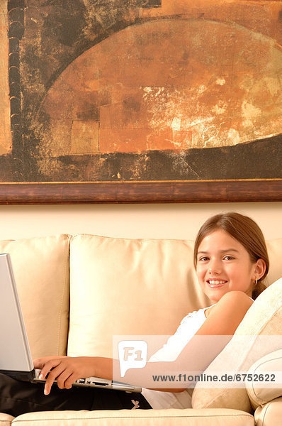 liegend liegen liegt liegendes liegender liegende daliegen Notebook Couch Mädchen