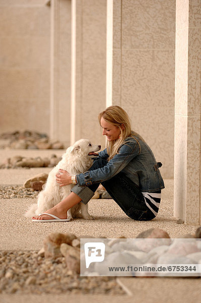 sitzend Frau Hund weiß jung