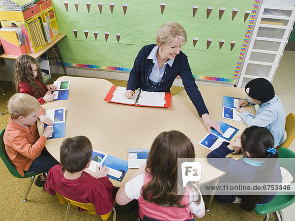 sitzend  Kindergarten  Lehrer  Student  Tisch