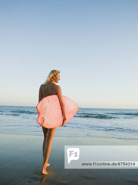 Portrait einer Frau with surfboard