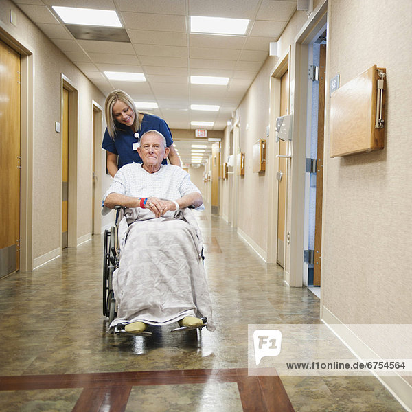 Senior  Senioren  Mann  schieben  jung  Rollstuhl