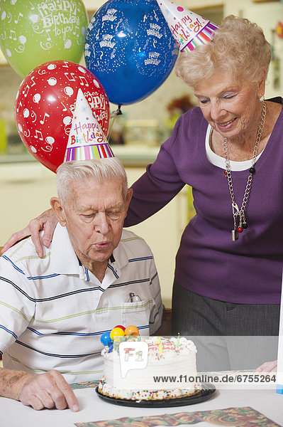 älteres Paar feiert Geburtstag