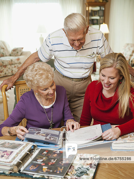 Senior Senioren Frau sehen Mittelpunkt Erwachsener