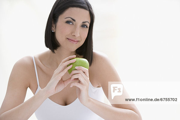Frau hält apple
