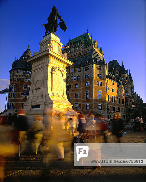 Mensch  Menschen  frontal  Ansicht  Palast  Schloß  Schlösser  Quebec  Quebec City