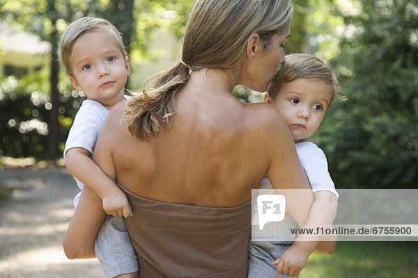tragen  Sohn  Zwilling - Person  Mutter - Mensch