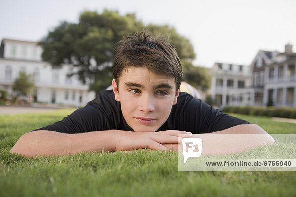 Jugendlicher  Junge - Person  Gras