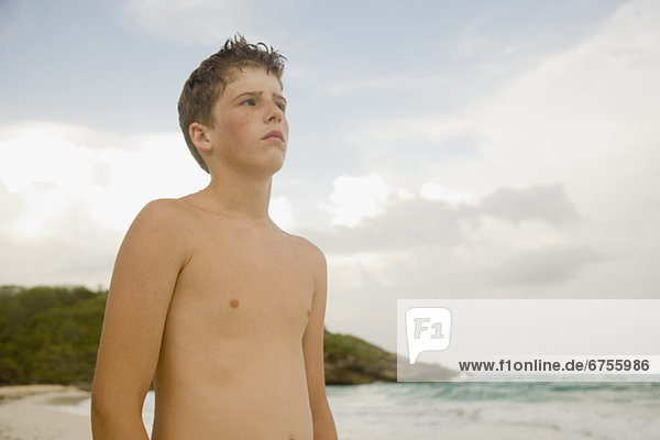 Boy stehen am Strand