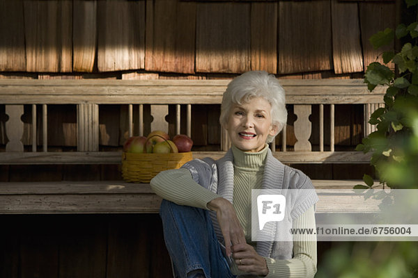 Außenaufnahme Senior Senioren Portrait Frau Entspannung Wohnhaus