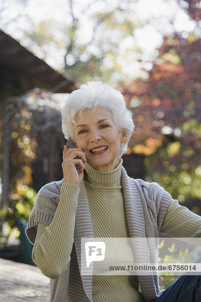 Handy  Senior  Senioren  Frau  sprechen  Kurznachricht