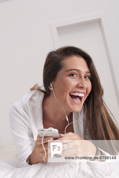 Junge Frau lacht und zeigt Zähne