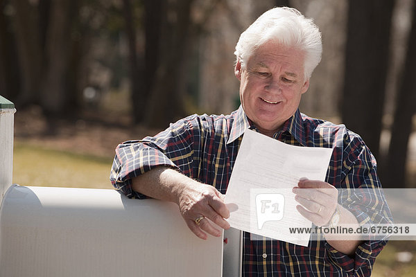 Vereinigte Staaten von Amerika  USA  Senior  Senioren  Mann  Virginia  Brief  Briefkasten  Richmond London Borough of Richmond upon Thames  vorlesen