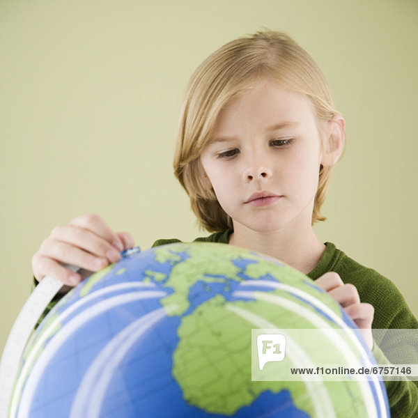 Boy Blick auf Globus