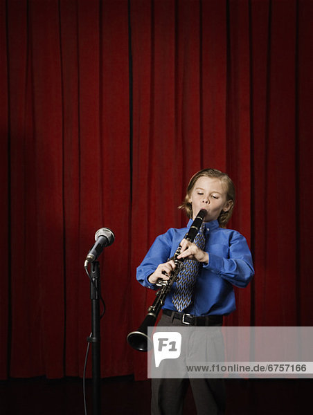 Bühne Theater  Bühnen  Junge - Person  Klarinette  spielen