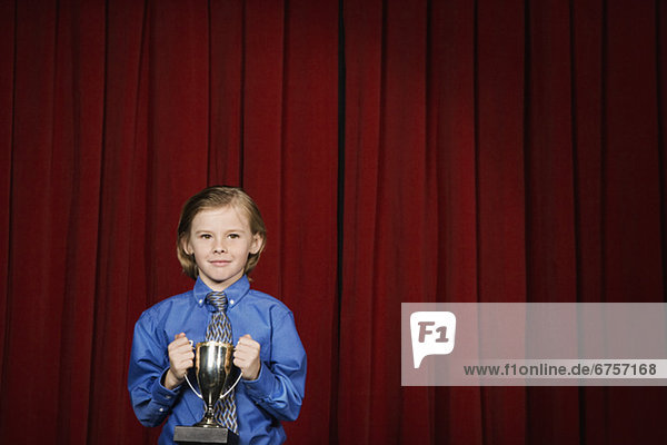 Bühne Theater  Bühnen  Junge - Person  halten  Pokal