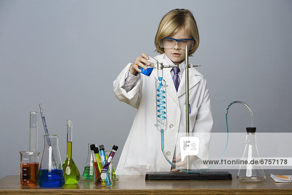 Junge - Person  zeigen  Experiment  Wissenschaft