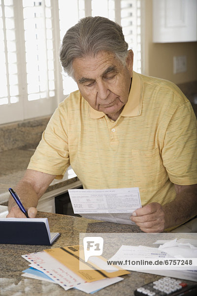 Senior  Senioren  Mann  bezahlen  zahlen  Rechnung