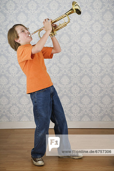 Boy spielen Trompete