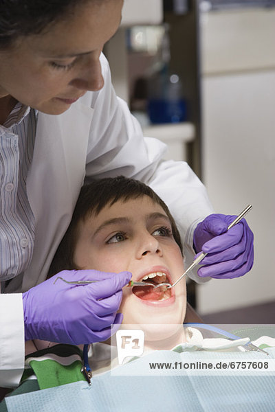 Weiblich Zahnarzt examining Patienten
