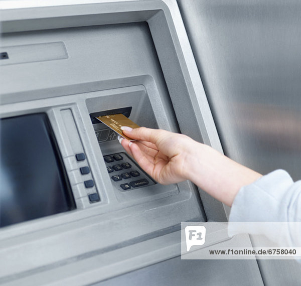 Frau mit Geldautomat