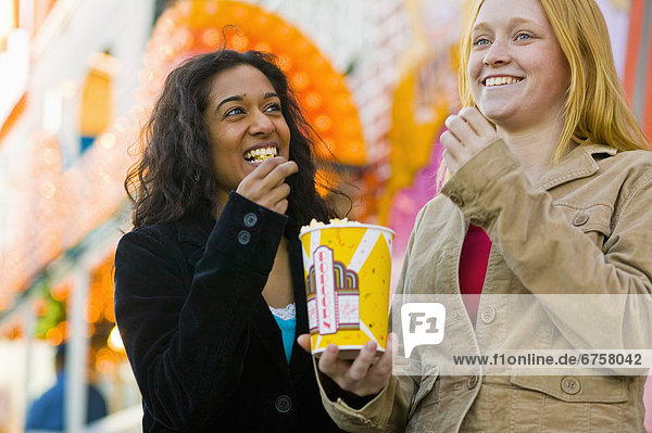 Fröhlichkeit  Freundschaft  essen  essend  isst  Ontario  Popcorn