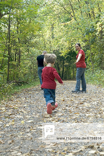 Junge - Person  klein  Menschliche Eltern  Weg  rennen  Herbst  Ontario  Toronto