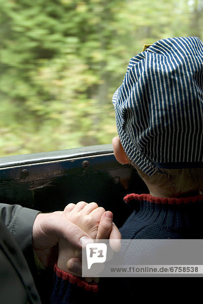 Fenster  Junge - Person  klein  halten  hinaussehen  Ontario  Toronto  Zug