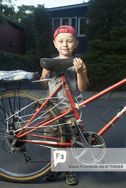 stehend  nebeneinander  neben  Seite an Seite  Junge - Person  klein  Fahrrad  Rad  Laval  Quebec  Erwachsener  Quebec