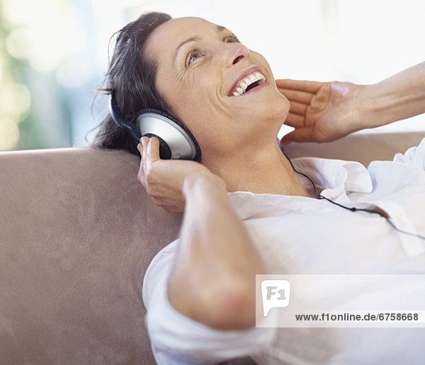 Frau Musikhören auf Kopfhörer