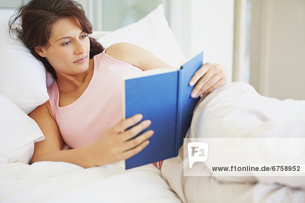 Frau liest im Bett