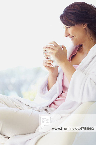 Frau Bademantel trinken Kaffee