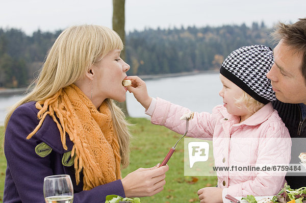 Picknick  Mädchen  Tisch  Mutter - Mensch  British Columbia  füttern  Vancouver