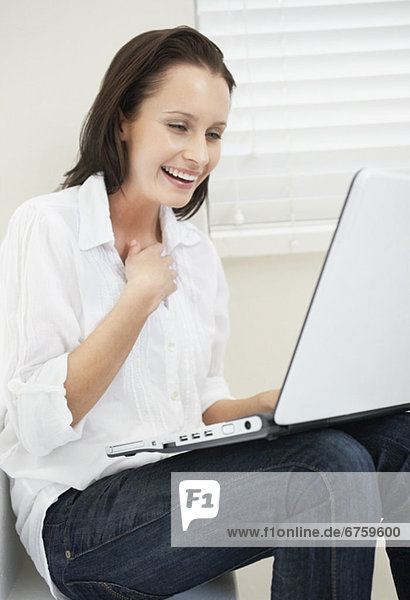 Frau schauen  Laptop und lachen